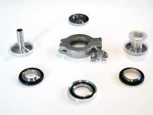 Ensemble of KF flanges, O-rings and clamp
